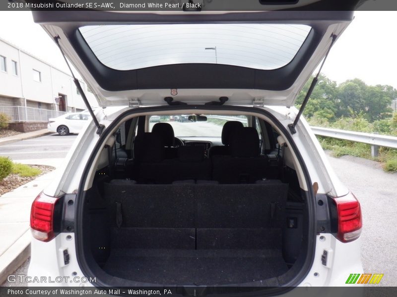 Diamond White Pearl / Black 2018 Mitsubishi Outlander SE S-AWC