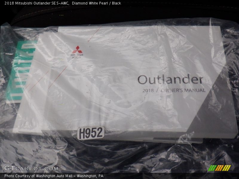 Diamond White Pearl / Black 2018 Mitsubishi Outlander SE S-AWC