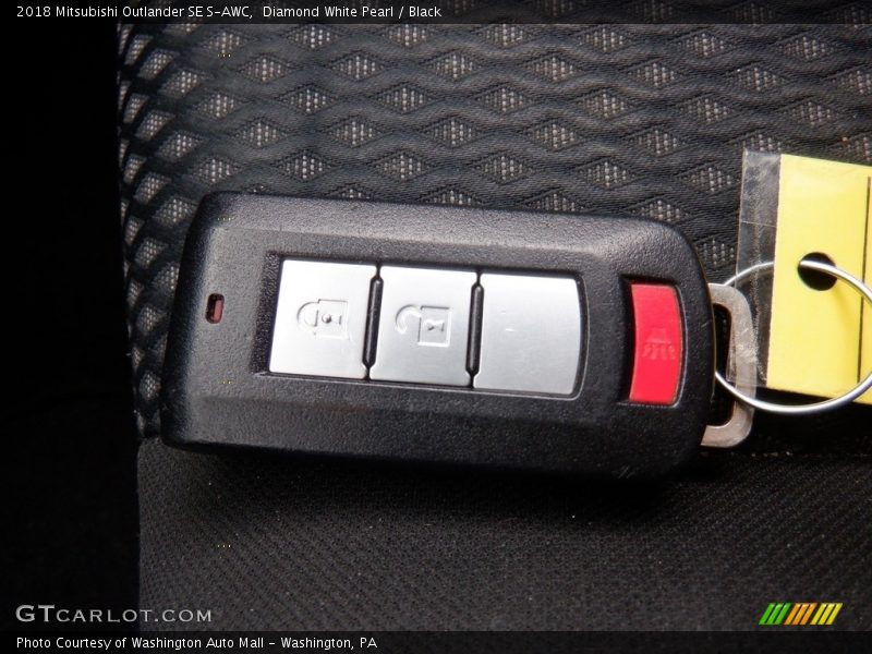 Diamond White Pearl / Black 2018 Mitsubishi Outlander SE S-AWC