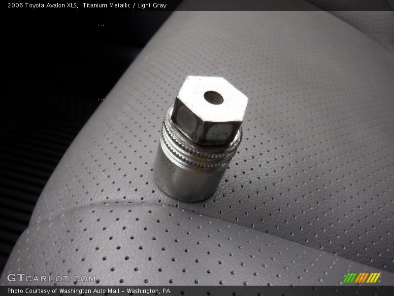 Titanium Metallic / Light Gray 2006 Toyota Avalon XLS