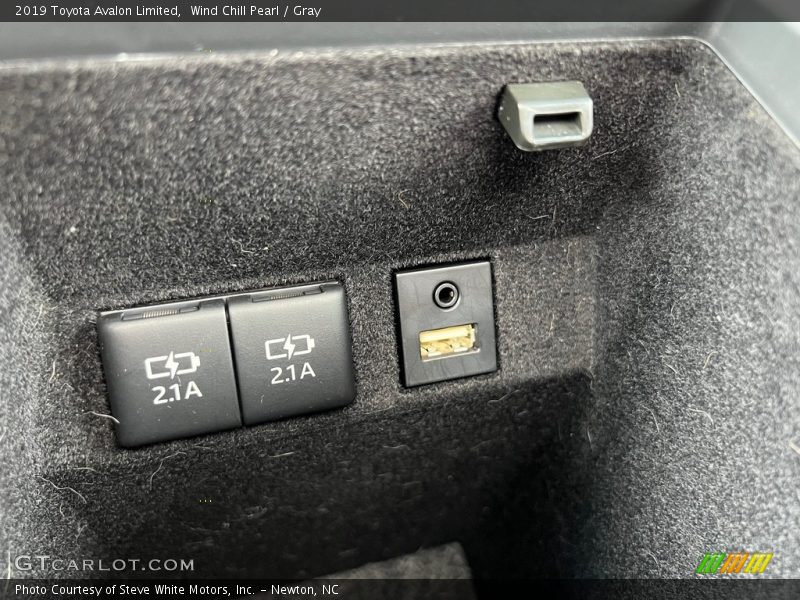 Wind Chill Pearl / Gray 2019 Toyota Avalon Limited