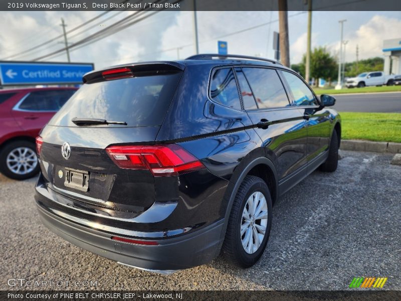 Deep Black Pearl / Titan Black 2019 Volkswagen Tiguan S