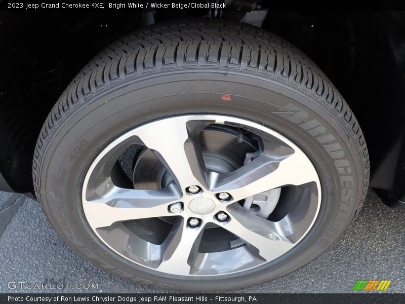 Bright White / Wicker Beige/Global Black 2023 Jeep Grand Cherokee 4XE
