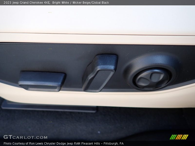Bright White / Wicker Beige/Global Black 2023 Jeep Grand Cherokee 4XE