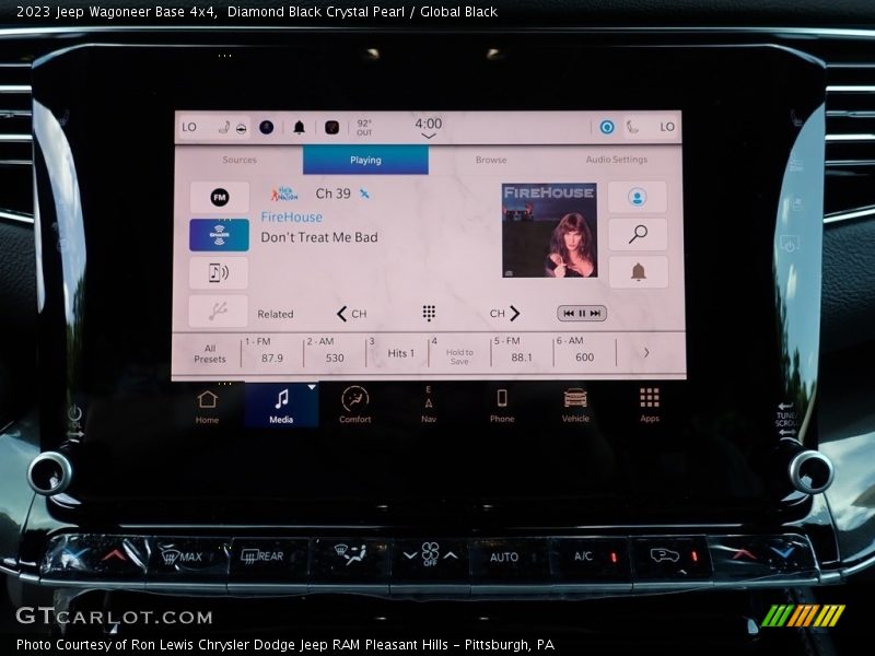Diamond Black Crystal Pearl / Global Black 2023 Jeep Wagoneer Base 4x4