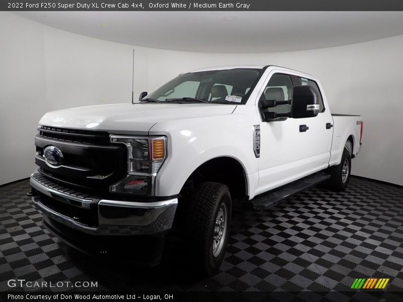 Front 3/4 View of 2022 F250 Super Duty XL Crew Cab 4x4