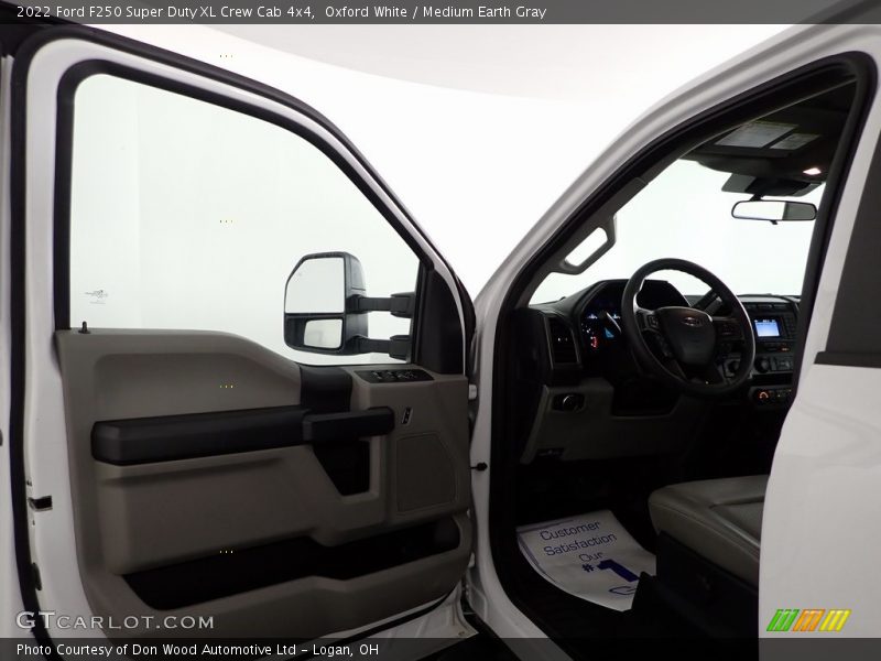 Oxford White / Medium Earth Gray 2022 Ford F250 Super Duty XL Crew Cab 4x4