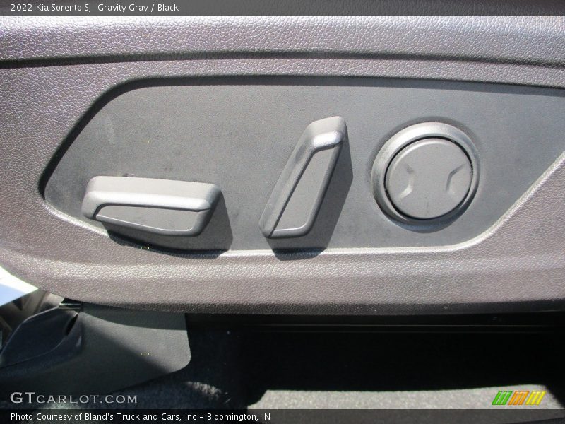 Gravity Gray / Black 2022 Kia Sorento S