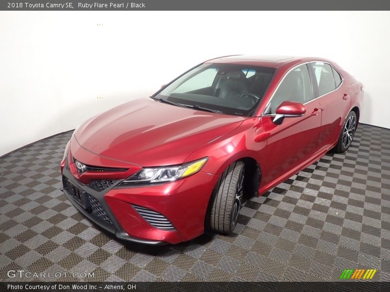 Ruby Flare Pearl / Black 2018 Toyota Camry SE