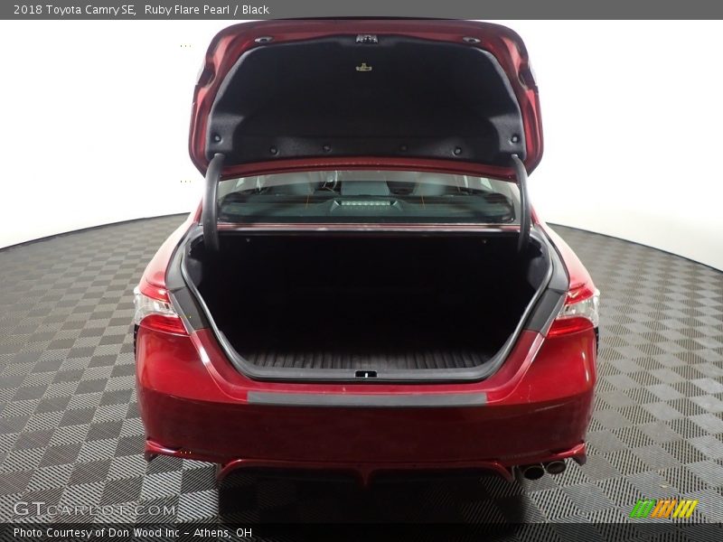 Ruby Flare Pearl / Black 2018 Toyota Camry SE
