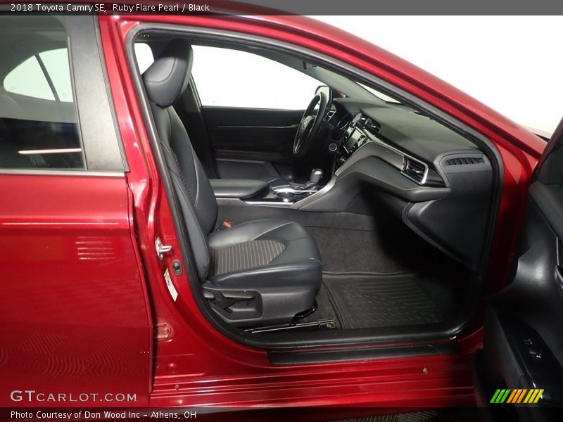 Ruby Flare Pearl / Black 2018 Toyota Camry SE