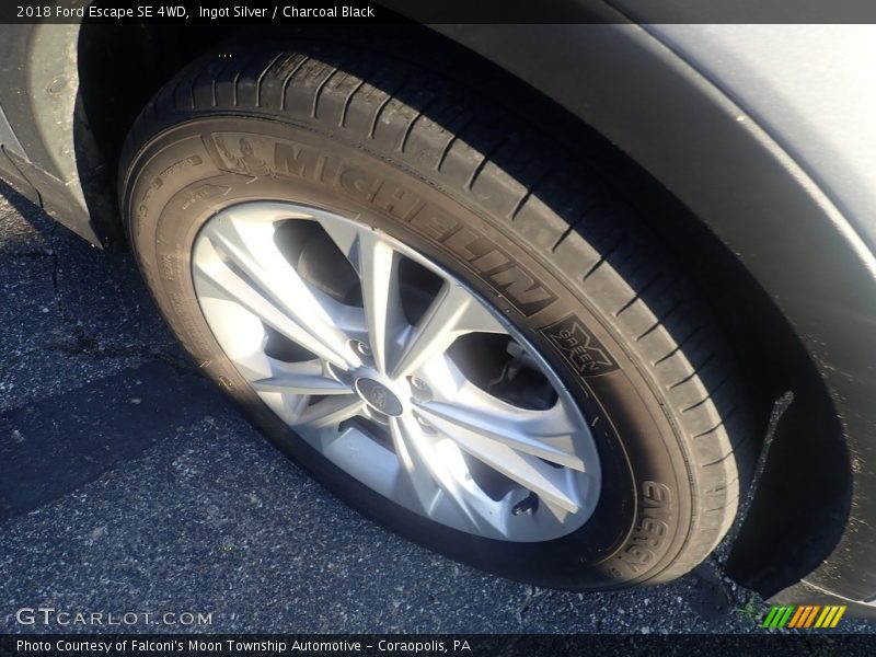 Ingot Silver / Charcoal Black 2018 Ford Escape SE 4WD