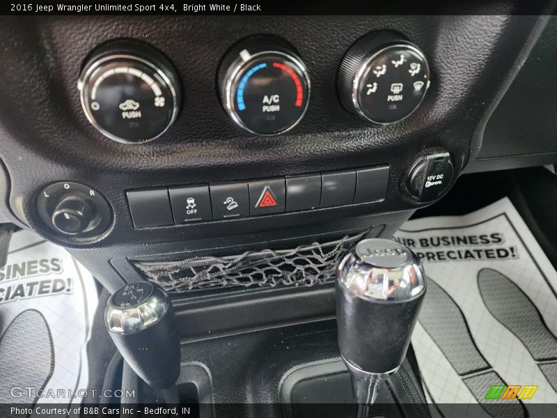 Bright White / Black 2016 Jeep Wrangler Unlimited Sport 4x4
