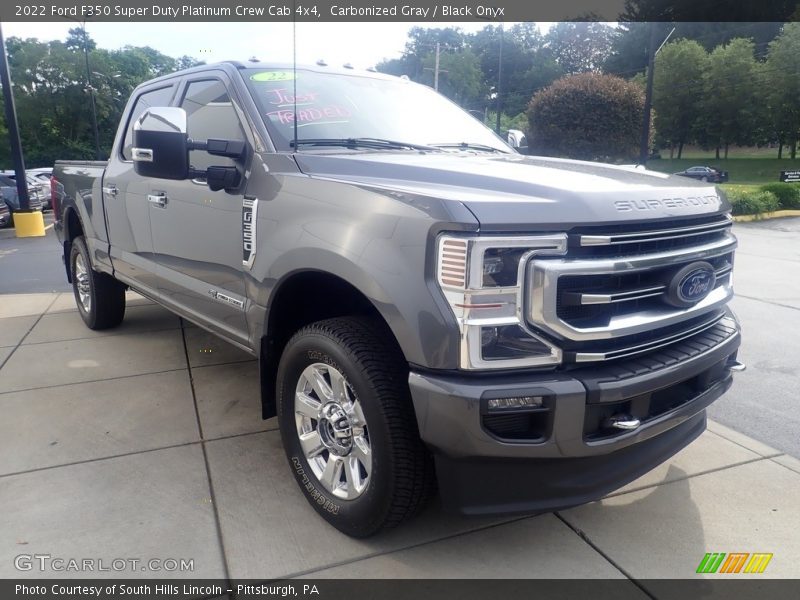 Front 3/4 View of 2022 F350 Super Duty Platinum Crew Cab 4x4