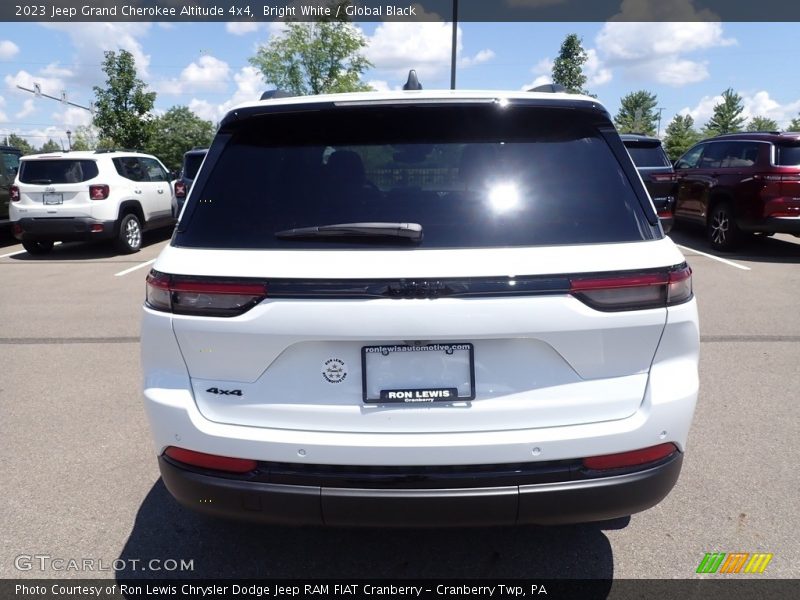 Bright White / Global Black 2023 Jeep Grand Cherokee Altitude 4x4