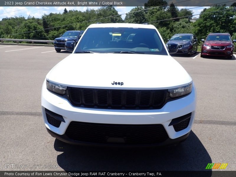Bright White / Global Black 2023 Jeep Grand Cherokee Altitude 4x4