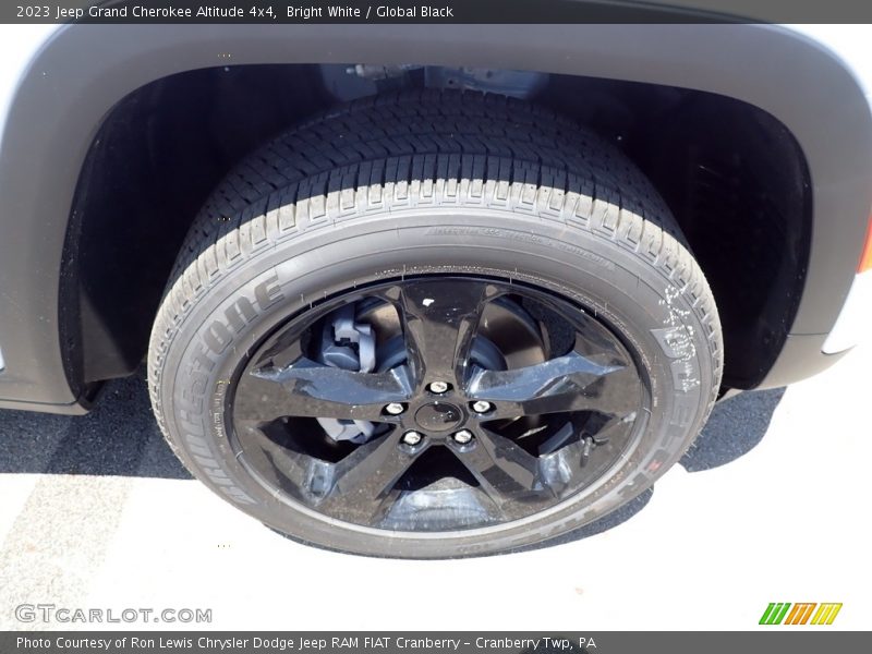 Bright White / Global Black 2023 Jeep Grand Cherokee Altitude 4x4