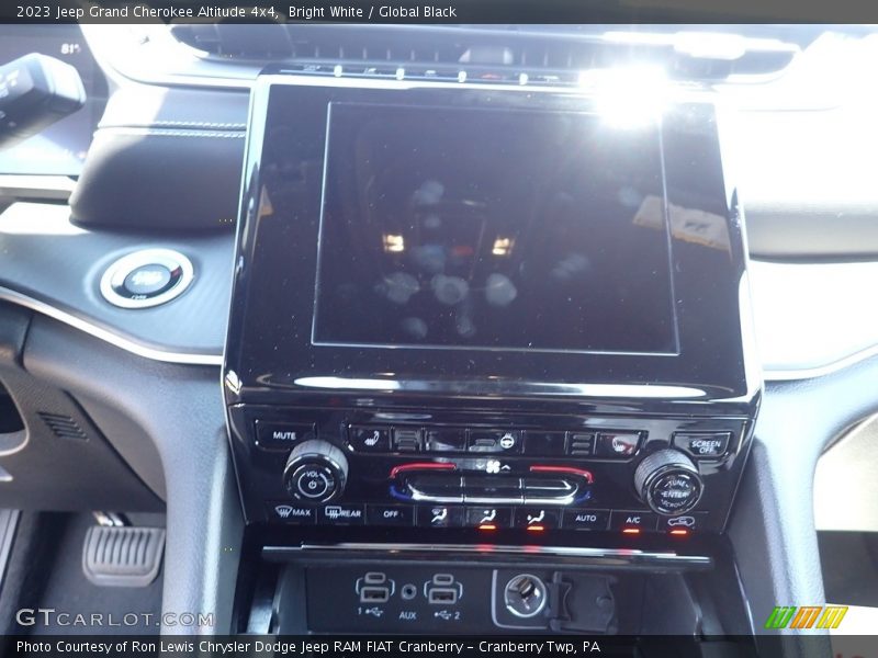 Bright White / Global Black 2023 Jeep Grand Cherokee Altitude 4x4