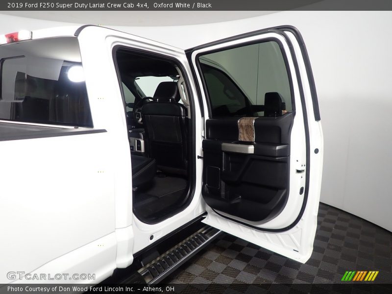 Oxford White / Black 2019 Ford F250 Super Duty Lariat Crew Cab 4x4