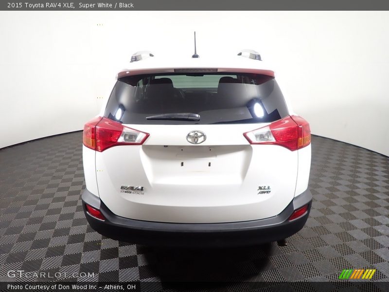 Super White / Black 2015 Toyota RAV4 XLE