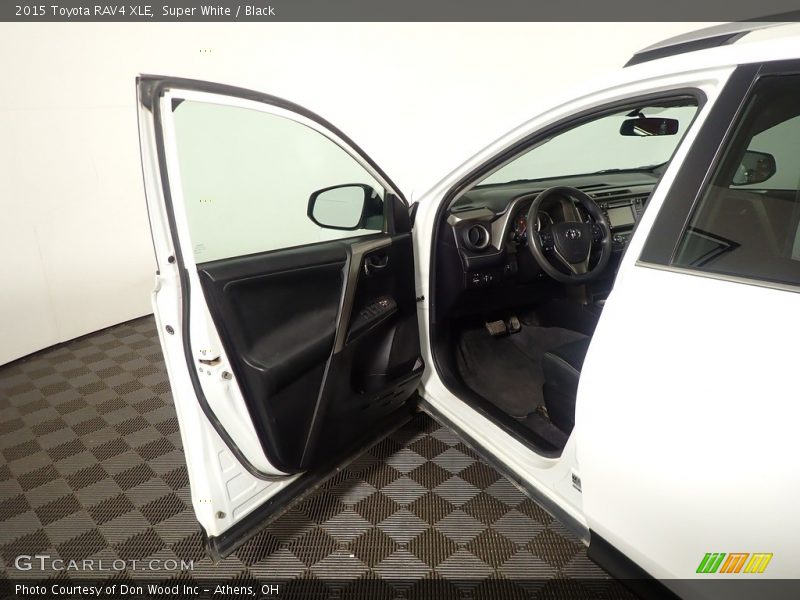 Super White / Black 2015 Toyota RAV4 XLE