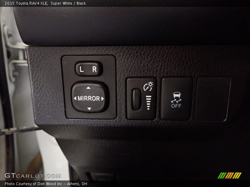 Super White / Black 2015 Toyota RAV4 XLE
