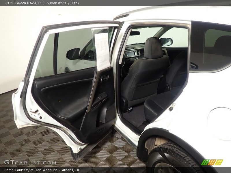 Super White / Black 2015 Toyota RAV4 XLE