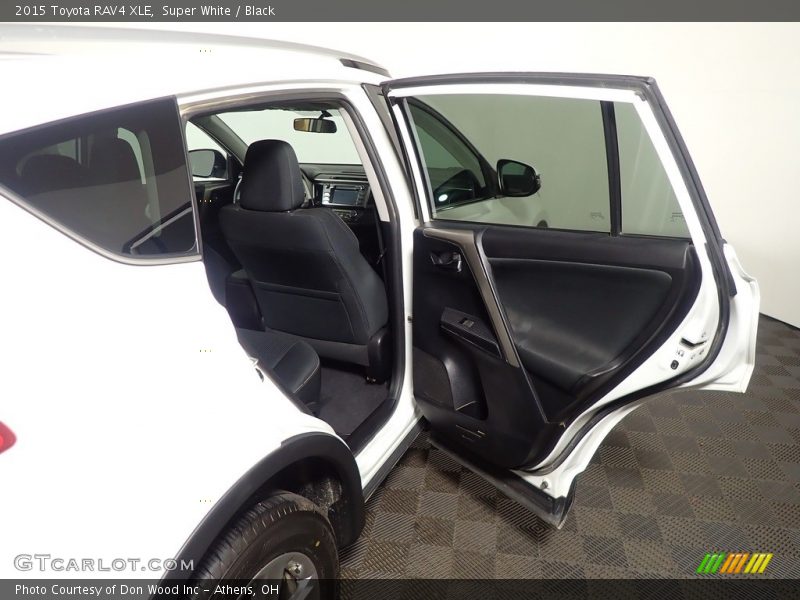 Super White / Black 2015 Toyota RAV4 XLE