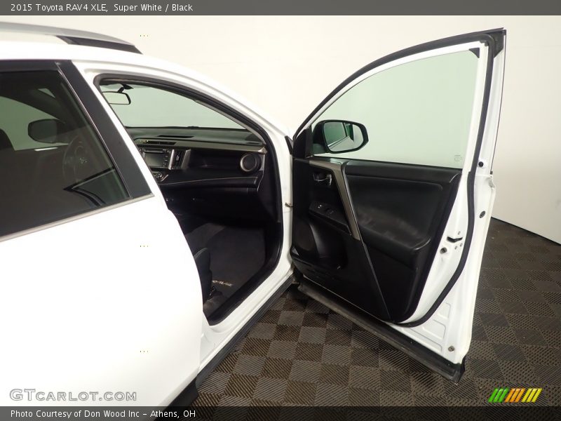 Super White / Black 2015 Toyota RAV4 XLE