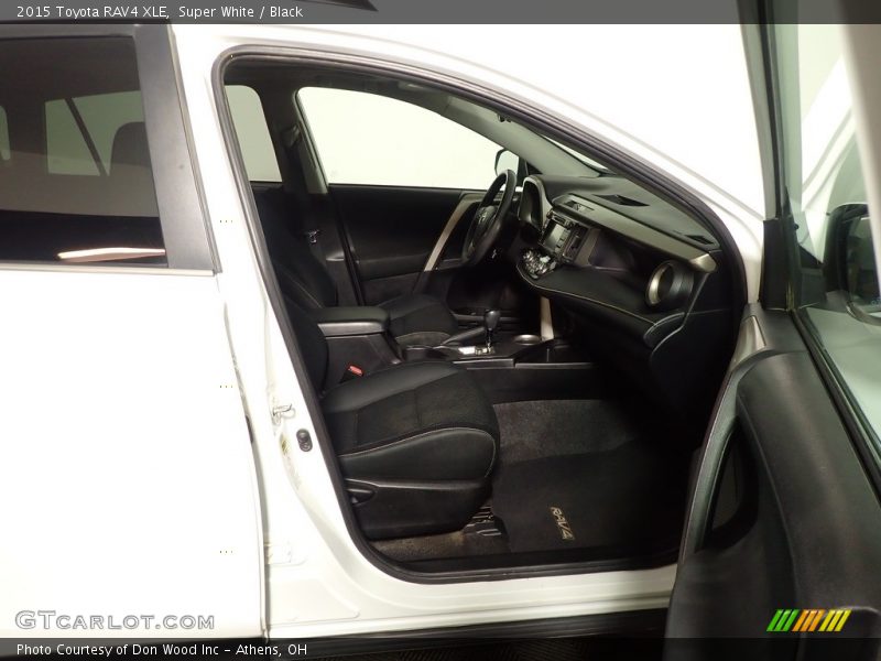 Super White / Black 2015 Toyota RAV4 XLE