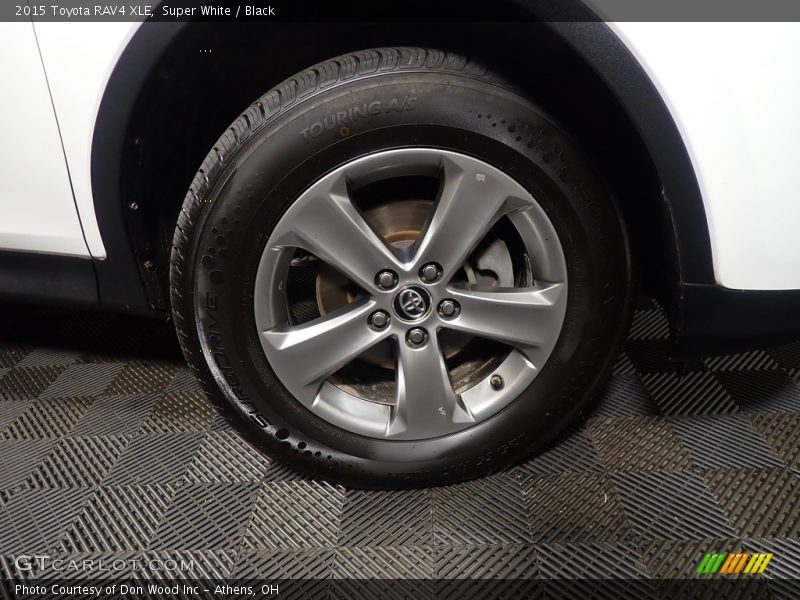Super White / Black 2015 Toyota RAV4 XLE