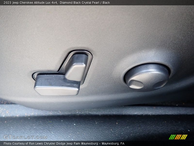 Diamond Black Crystal Pearl / Black 2023 Jeep Cherokee Altitude Lux 4x4