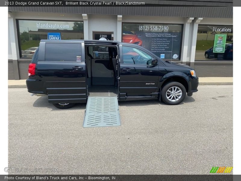 Brilliant Black Crystal Pearl / Black/Sandstorm 2013 Dodge Grand Caravan SXT