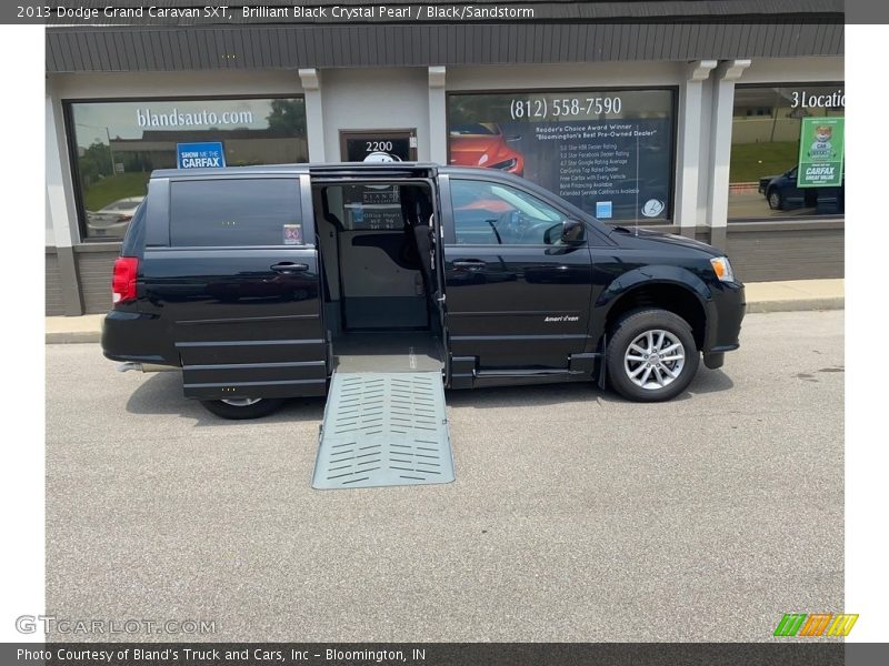 Brilliant Black Crystal Pearl / Black/Sandstorm 2013 Dodge Grand Caravan SXT