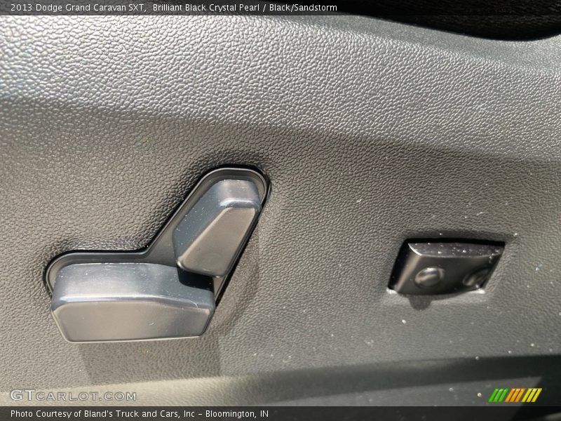Brilliant Black Crystal Pearl / Black/Sandstorm 2013 Dodge Grand Caravan SXT