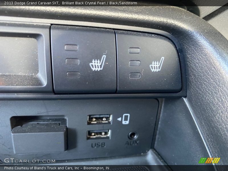 Brilliant Black Crystal Pearl / Black/Sandstorm 2013 Dodge Grand Caravan SXT