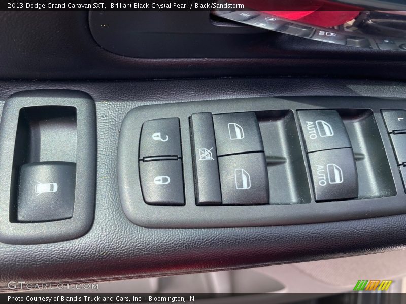 Brilliant Black Crystal Pearl / Black/Sandstorm 2013 Dodge Grand Caravan SXT