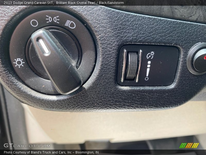 Brilliant Black Crystal Pearl / Black/Sandstorm 2013 Dodge Grand Caravan SXT