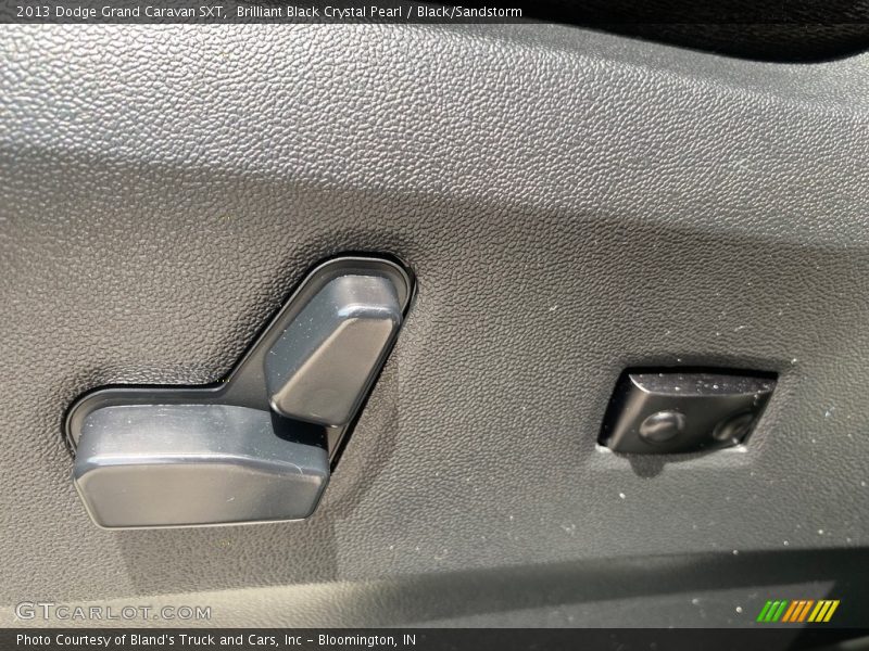 Brilliant Black Crystal Pearl / Black/Sandstorm 2013 Dodge Grand Caravan SXT