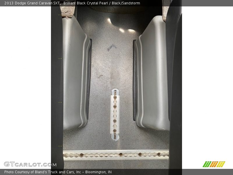 Brilliant Black Crystal Pearl / Black/Sandstorm 2013 Dodge Grand Caravan SXT