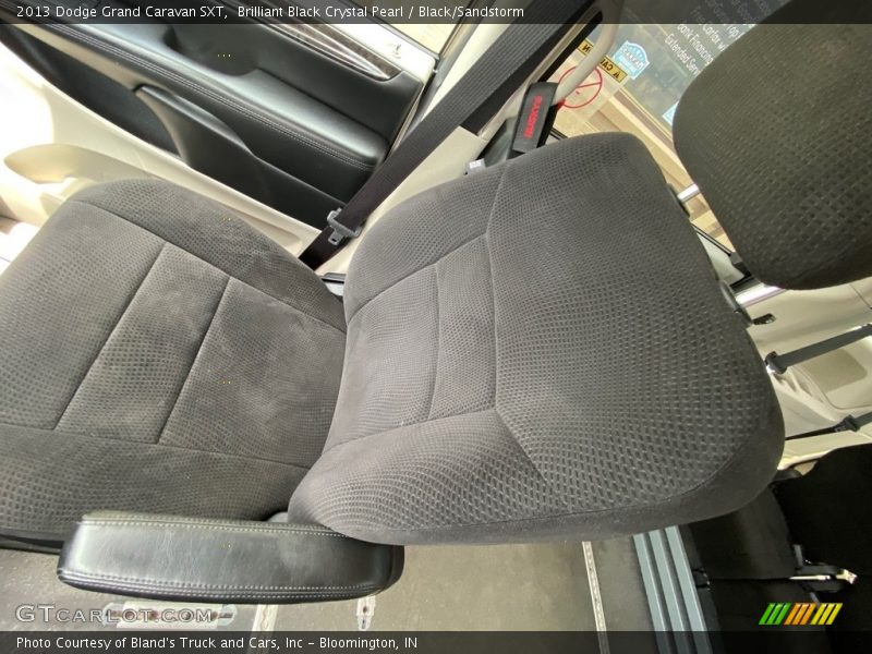 Brilliant Black Crystal Pearl / Black/Sandstorm 2013 Dodge Grand Caravan SXT