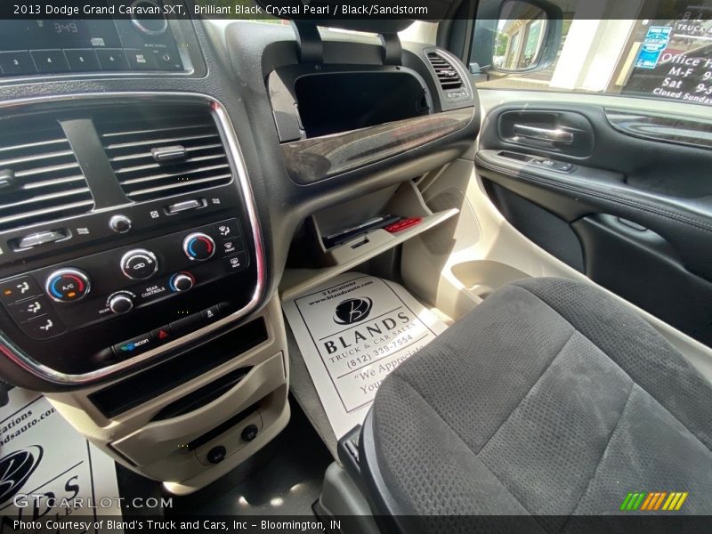 Brilliant Black Crystal Pearl / Black/Sandstorm 2013 Dodge Grand Caravan SXT
