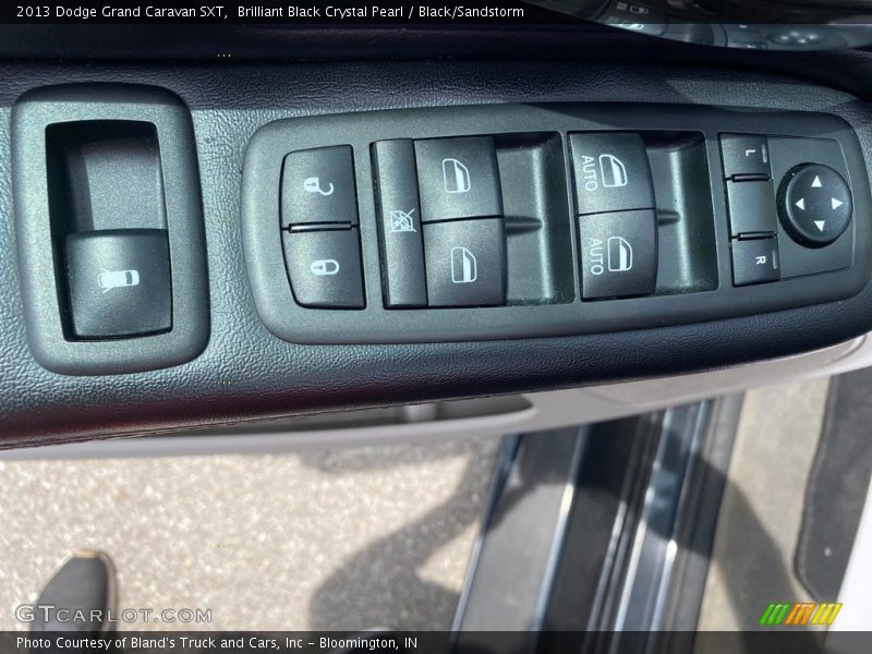Brilliant Black Crystal Pearl / Black/Sandstorm 2013 Dodge Grand Caravan SXT