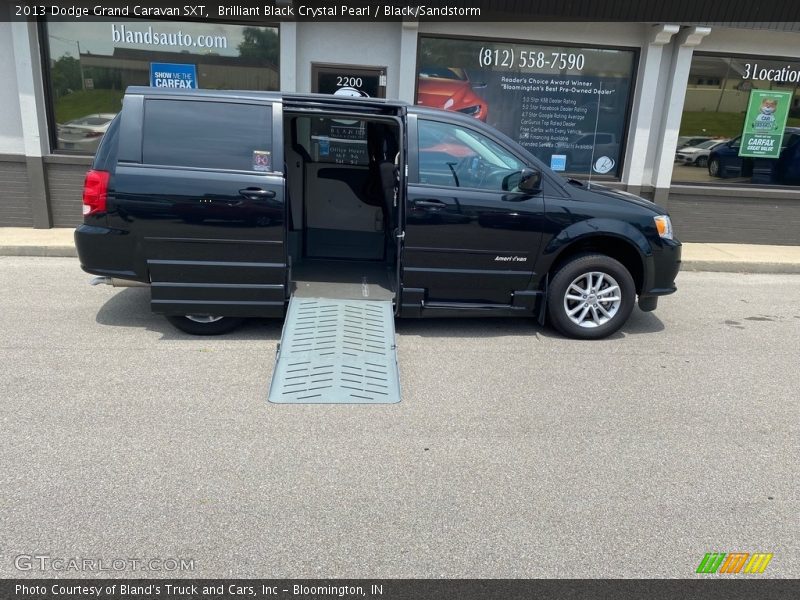 Brilliant Black Crystal Pearl / Black/Sandstorm 2013 Dodge Grand Caravan SXT