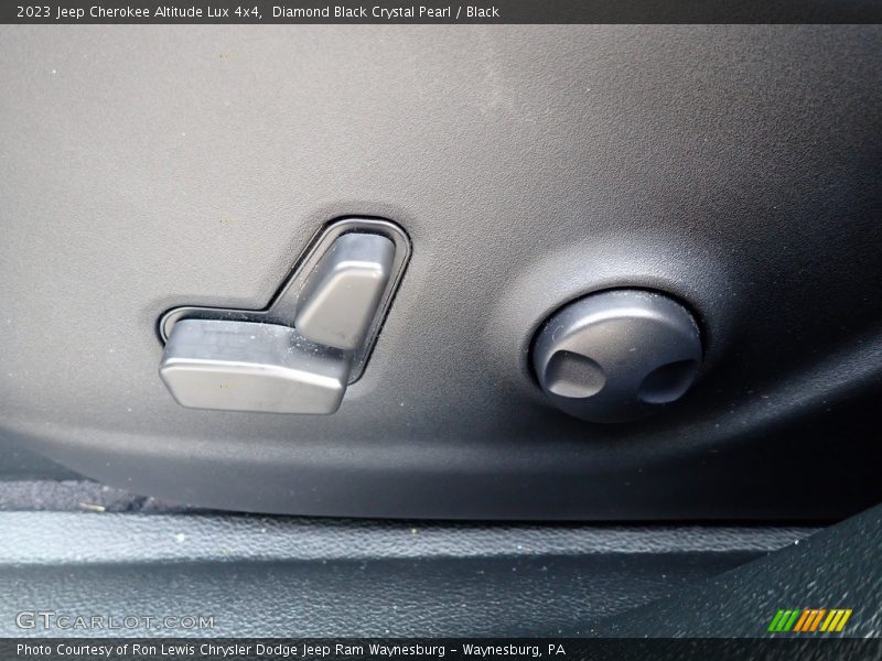 Diamond Black Crystal Pearl / Black 2023 Jeep Cherokee Altitude Lux 4x4