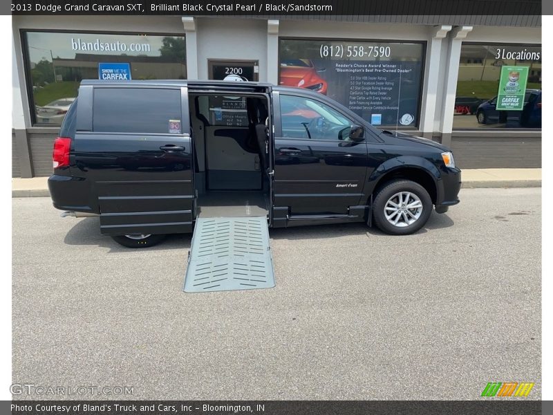 Brilliant Black Crystal Pearl / Black/Sandstorm 2013 Dodge Grand Caravan SXT