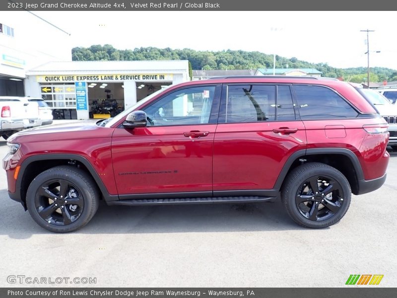 Velvet Red Pearl / Global Black 2023 Jeep Grand Cherokee Altitude 4x4