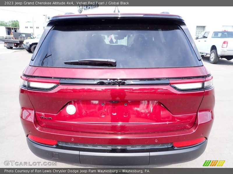 Velvet Red Pearl / Global Black 2023 Jeep Grand Cherokee Altitude 4x4