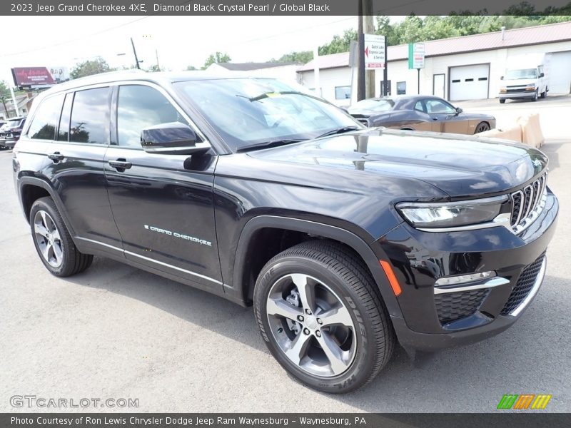 Front 3/4 View of 2023 Grand Cherokee 4XE