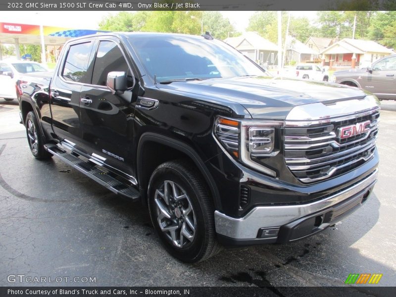Front 3/4 View of 2022 Sierra 1500 SLT Crew Cab 4WD